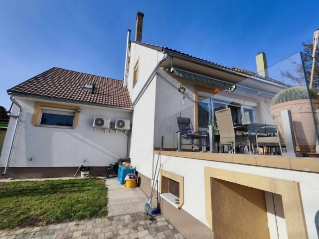 Eladó családi ház, Pécsett 84.99 M Ft, 5 szobás