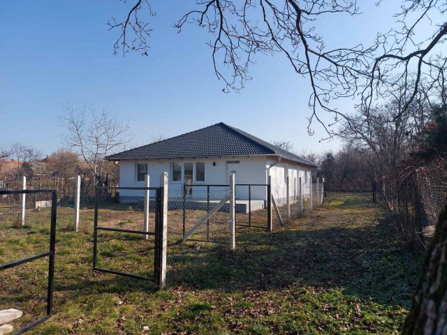 Eladó ikerház, Majosházán 60 M Ft, 3 szobás