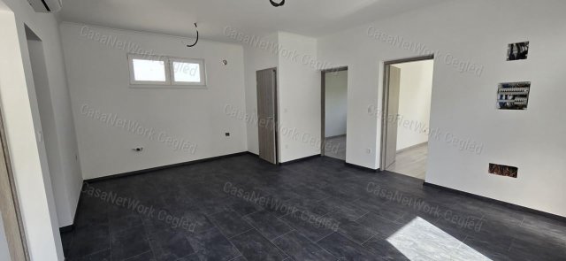 Eladó ikerház, Cegléden 50 M Ft, 4 szobás / költözzbe.hu