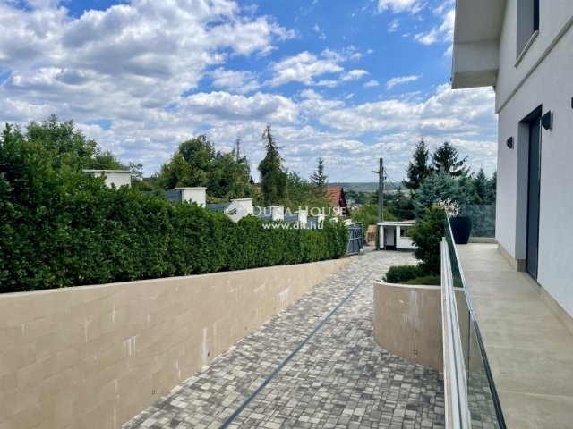 Eladó családi ház, Budaörsön 470 M Ft, 6 szobás