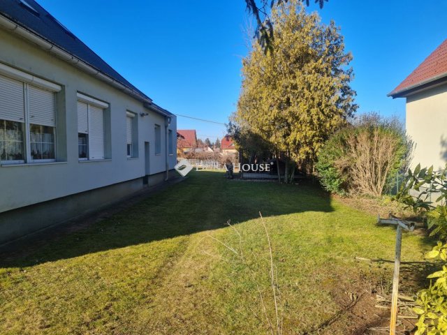 Eladó családi ház, Siófokon 99 M Ft, 11 szobás
