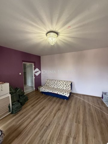Eladó panellakás, Veszprémben 41.9 M Ft, 2 szobás