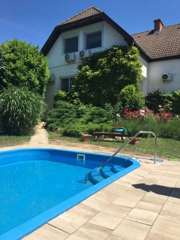Eladó családi ház, Csopakon 210 M Ft, 9 szobás