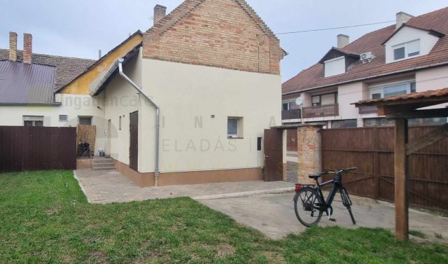 Eladó családi ház, Szegeden 54.9 M Ft, 1+2 szobás