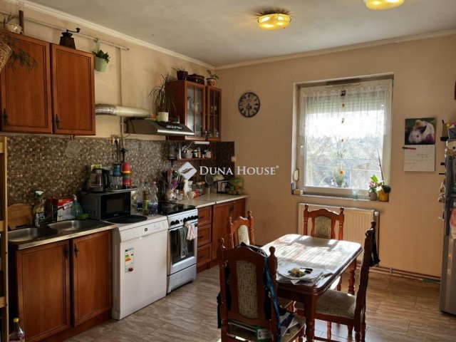 Eladó családi ház, Várpalotán 89 M Ft, 8 szobás