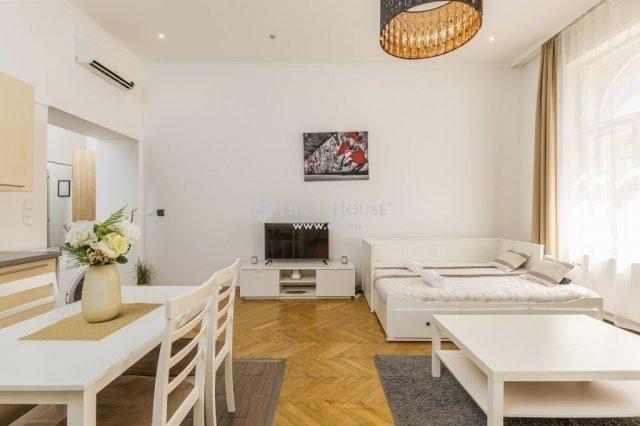 Eladó téglalakás, Budapesten, VI. kerületben 109.9 M Ft
