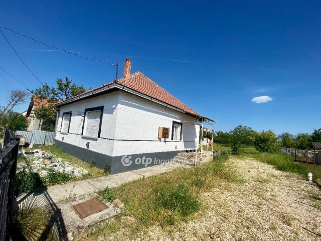 Eladó családi ház, Jászfényszarun 26.99 M Ft, 2 szobás