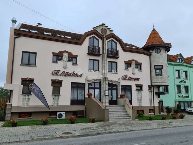 Eladó hotel, Baján, Bokodi úton 1550 M Ft, 3 szobás