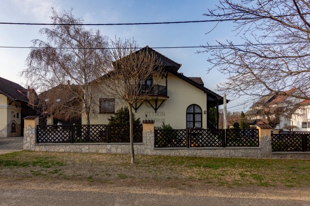 Eladó családi ház, Siófokon 248.9 M Ft, 10 szobás