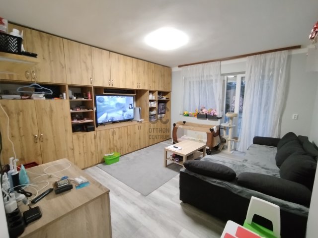 Eladó téglalakás, Szolnokon 24.5 M Ft, 3 szobás