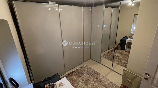 Eladó családi ház, Pécsett 115 M Ft, 6 szobás