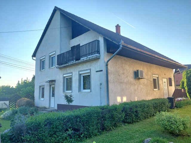 Eladó családi ház, Simontornyán 42 M Ft, 8 szobás