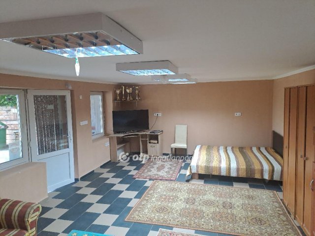 Eladó üzlethelyiség, Kisújszálláson 15 M Ft