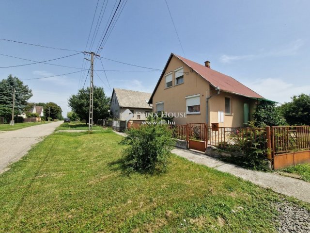 Eladó családi ház, Majson 28 M Ft, 5 szobás