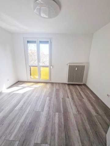 Eladó panellakás, Pécsett 56.9 M Ft, 2 szobás