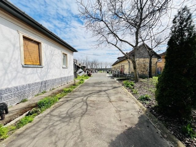 Eladó családi ház, Szentmártonkátán 45 M Ft, 4 szobás