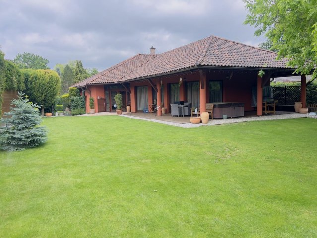 Eladó családi ház, Tatán 280 M Ft, 5 szobás