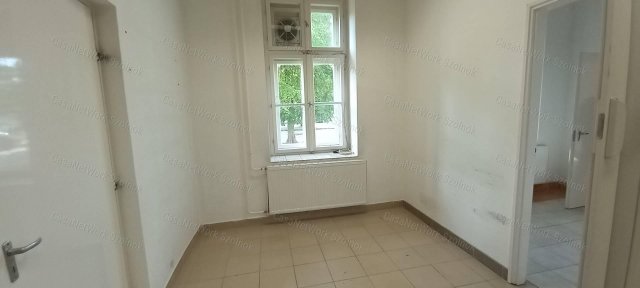 Kiadó üzlethelyiség, Szolnokon 330 E Ft / hó, 4 szobás