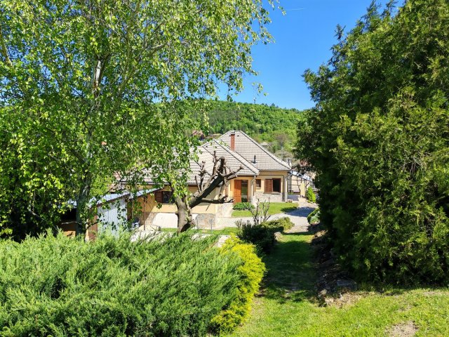 Eladó családi ház, Csabdiban 149.9 M Ft, 4+1 szobás