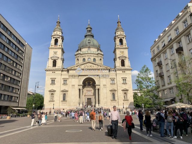 Eladó téglalakás, Budapesten, V. kerületben, Október 6. utcában