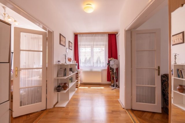 Eladó családi ház, Pécsett 89.9 M Ft, 5 szobás