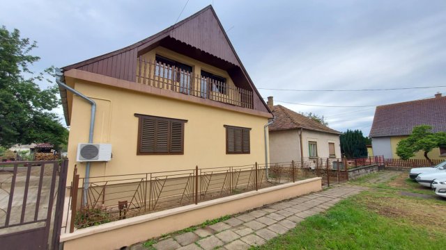 Eladó családi ház, Dombóváron 31.8 M Ft, 6 szobás