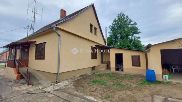 Eladó családi ház, Dombóváron 31.5 M Ft, 6 szobás
