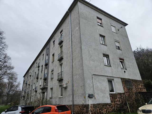 Eladó téglalakás, Komlón 12 M Ft, 2 szobás