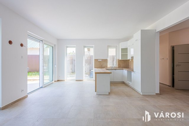 Eladó családi ház, Szegeden 119.99 M Ft, 5 szobás