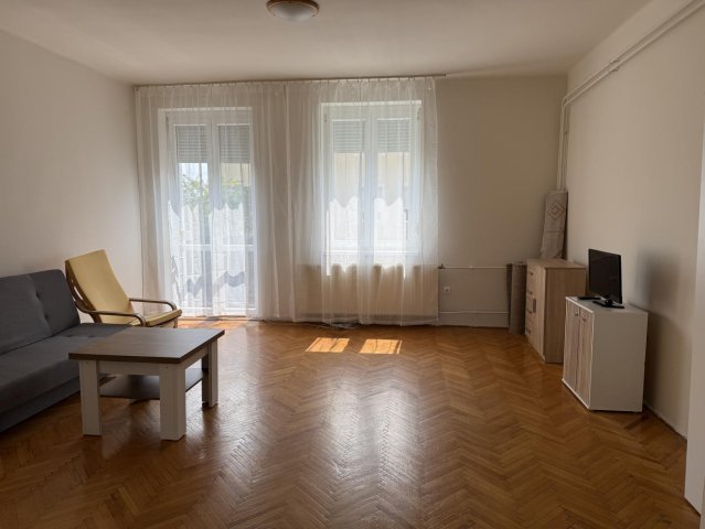 Kiadó téglalakás, albérlet, Komáromban 130 E Ft / hó, 1 szobás