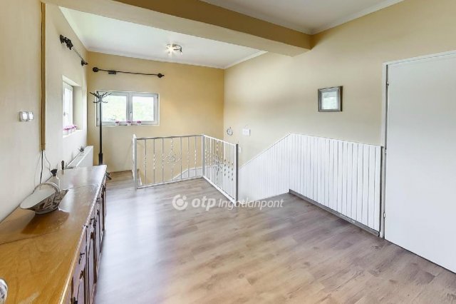 Eladó családi ház, Győrzámolyon 84.5 M Ft, 6+1 szobás