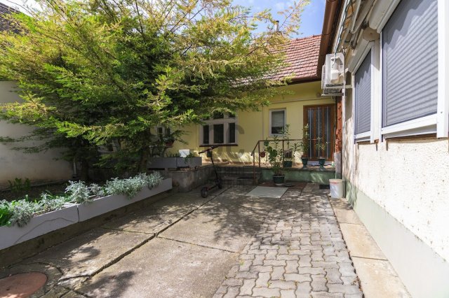 Eladó téglalakás, Szekszárdon 65 M Ft, 4 szobás