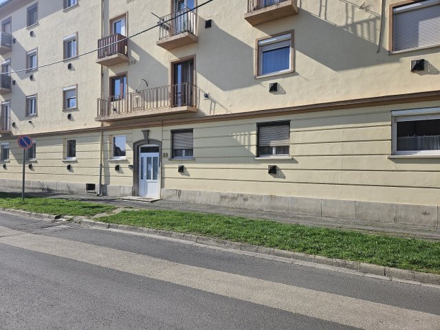 Eladó téglalakás, Pápán 31.9 M Ft, 3 szobás