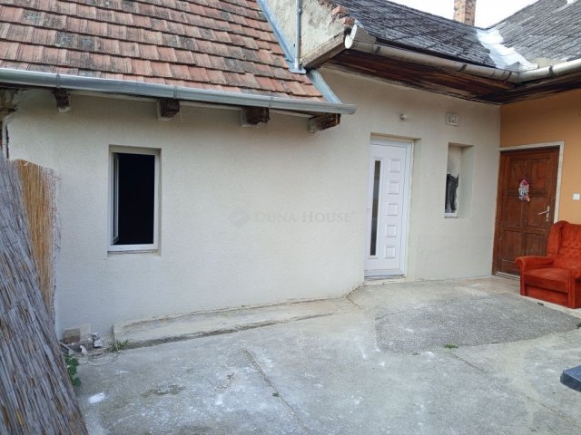 Eladó családi ház, Tökön 16.8 M Ft, 1 szobás
