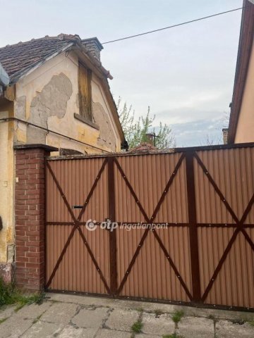 Eladó családi ház, Cegléden 19 M Ft, 2 szobás