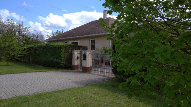 Eladó családi ház, Szolnokon 99 M Ft, 4 szobás