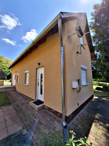 Eladó családi ház, Göllén 29.9 M Ft, 2 szobás