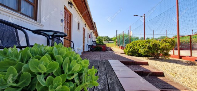 Eladó hotel, Tiszafüreden 160 M Ft, 10 szobás