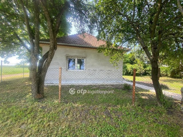 Eladó családi ház, Újszászon 18.99 M Ft, 1 szobás
