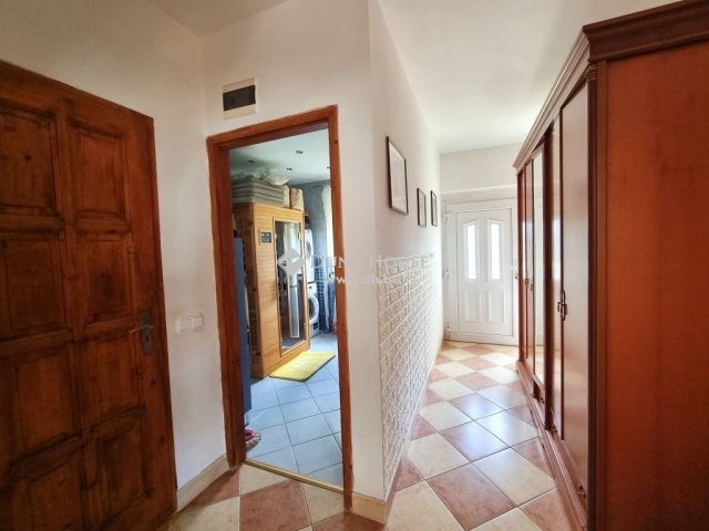 Eladó családi ház, Szentmártonkátán 74.9 M Ft, 5 szobás