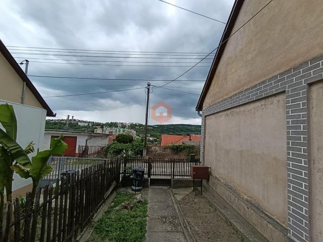 Eladó családi ház, Komlón 15.9 M Ft, 5 szobás