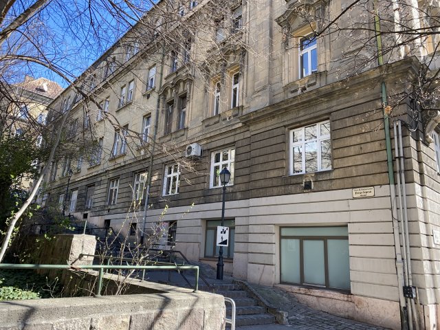 Eladó téglalakás, Budapesten, I. kerületben, Attila úton