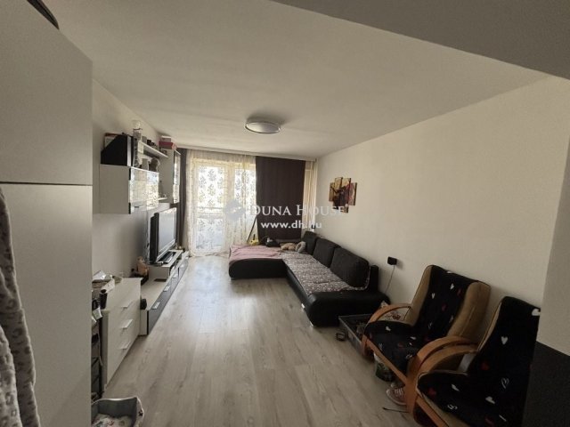 Eladó panellakás, Tatabányán 38 M Ft, 3 szobás