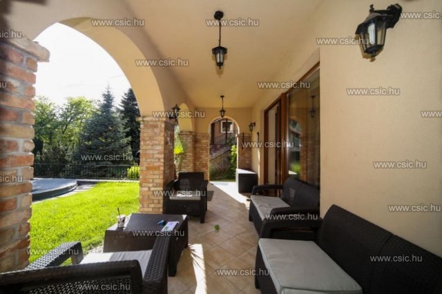 Eladó családi ház, Solymáron 169.9 M Ft, 6 szobás