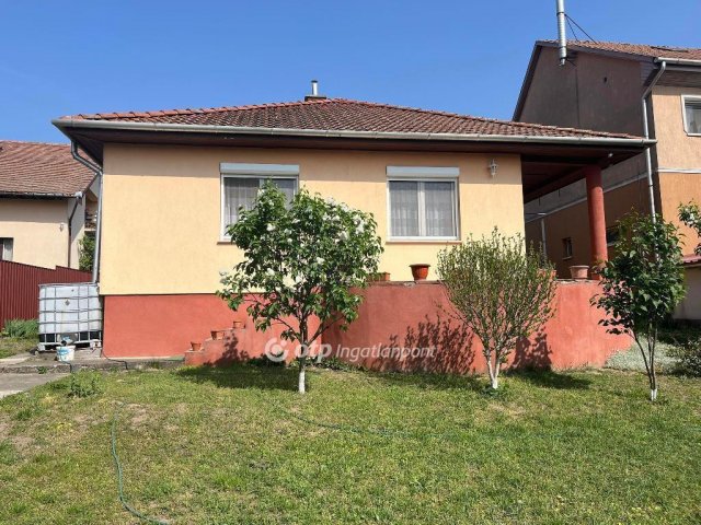 Eladó családi ház, Pécelen 92.9 M Ft, 3 szobás