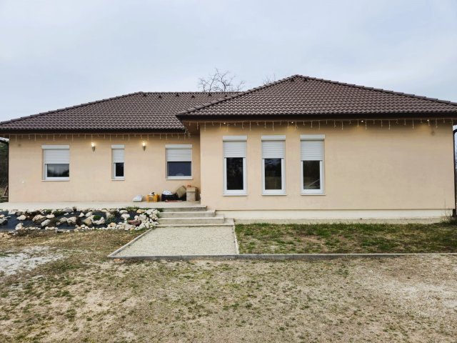 Eladó családi ház, Helvécián 95 M Ft, 6 szobás