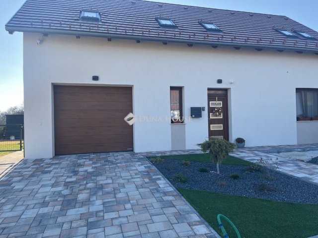 Eladó családi ház, Balatonfüreden 210 M Ft, 4 szobás