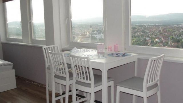 Eladó téglalakás, Veszprémben 49.9 M Ft, 2 szobás