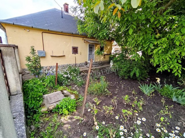 Eladó családi ház, Kölkeden 10 M Ft, 2 szobás