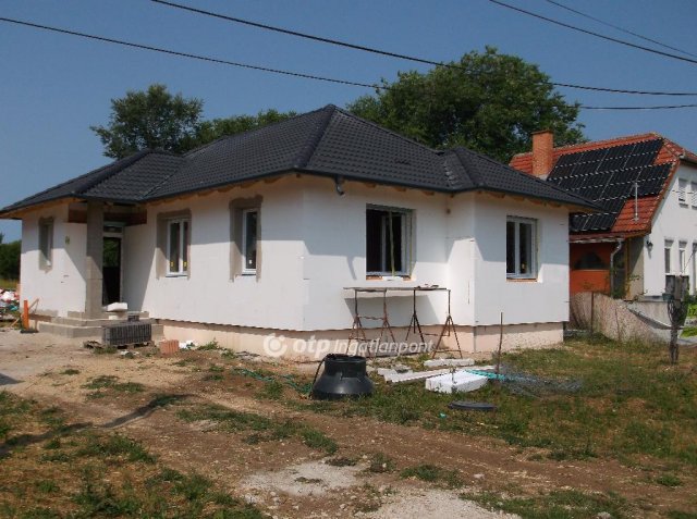 Eladó családi ház, Atkáron 49.9 M Ft, 3 szobás